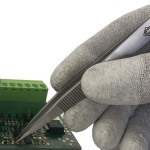 Pince à épiler avec des pointes épaisses et dentelées à l’intérieur et des rainures pour les doigts  - 2