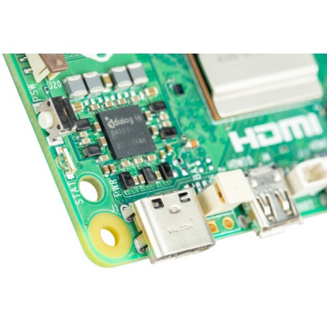 Détail du bouton power et horloge RTC de la Raspberry PI 5