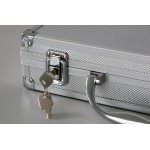 Fermeture à clef de la mallette de rangement en aluminium P 7255
