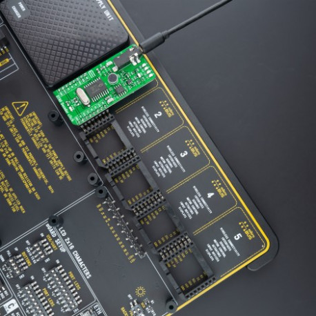Le décodeur DTMF Click MIKROE-4579 sur une platine Mikroelektronika