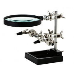 Troisième main avec loupe