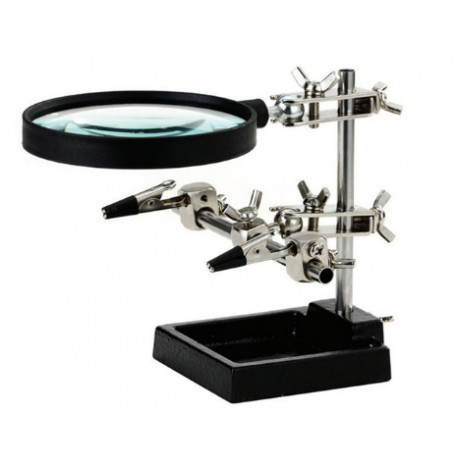 Troisième main avec loupe