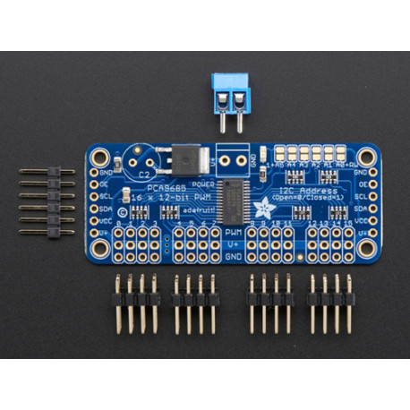 La platine Adafruit 815 Générateur PWM pour servomoteurs avec ses connecteurs