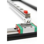 Gros plan sur l'utilisation du rail de guidage linéaire 30 cm avec charriot