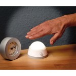 Veilleuse LED / lampe d'orientation avec détecteur de mouvement infrarouge (lumière douce avec interrupteur poussoir et piles)  