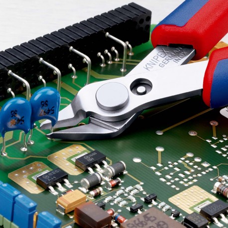 Exemple d'utilisation de la pince coupante de précision - Gamme PRO KNIPEX (125 mm)