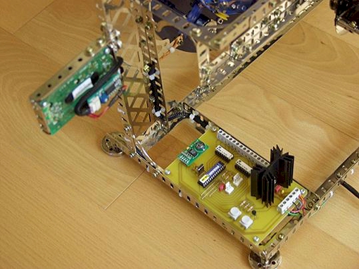 Vue de côté Horloge originale avec Meccano et PICBASIC