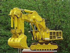 Vue de face Pelle type Liebherr R996 réalisée en Meccano