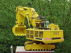 Vue de côté Pelle type Liebherr R996 réalisée en Meccano