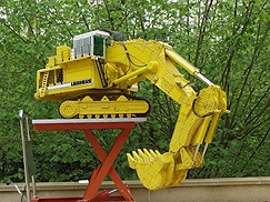 Image en action  Pelle type Liebherr R996 réalisée en Meccano