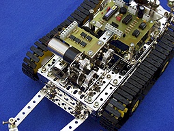 Vue des chenilles Robot Robotrack avec PICBASIC cet Meccano